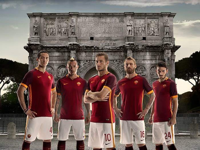AS Roma home kit 15/16